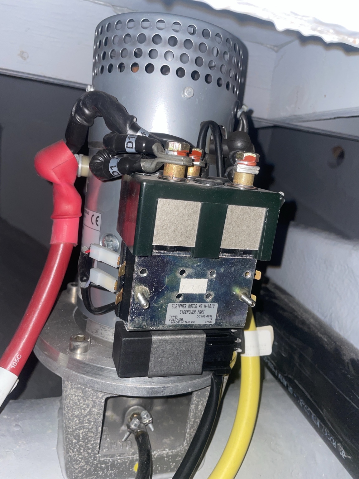 Marine thruster contactor and motor wiring
